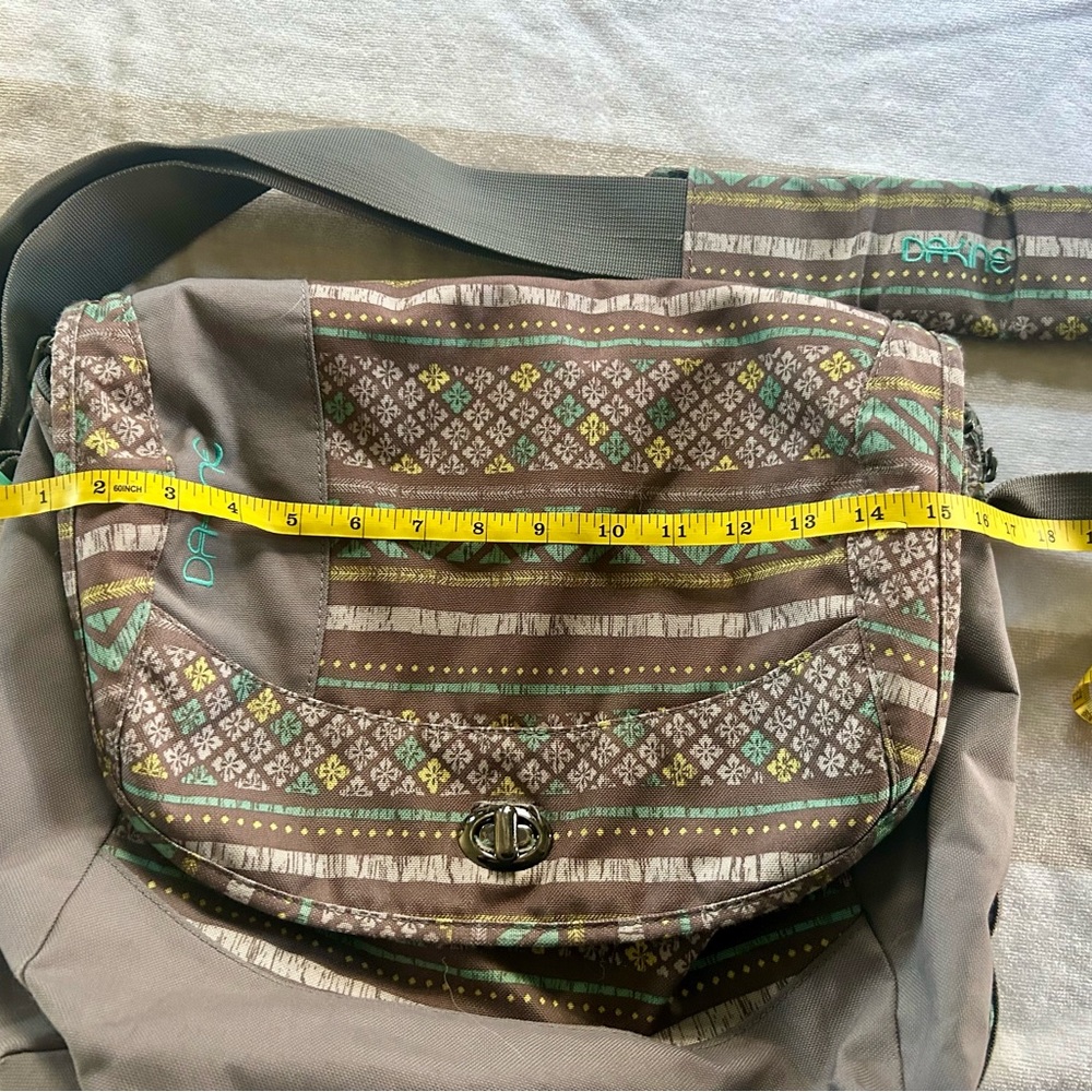 Excellent Condition Vintage Dakine Gray and Teal Messenger Bag